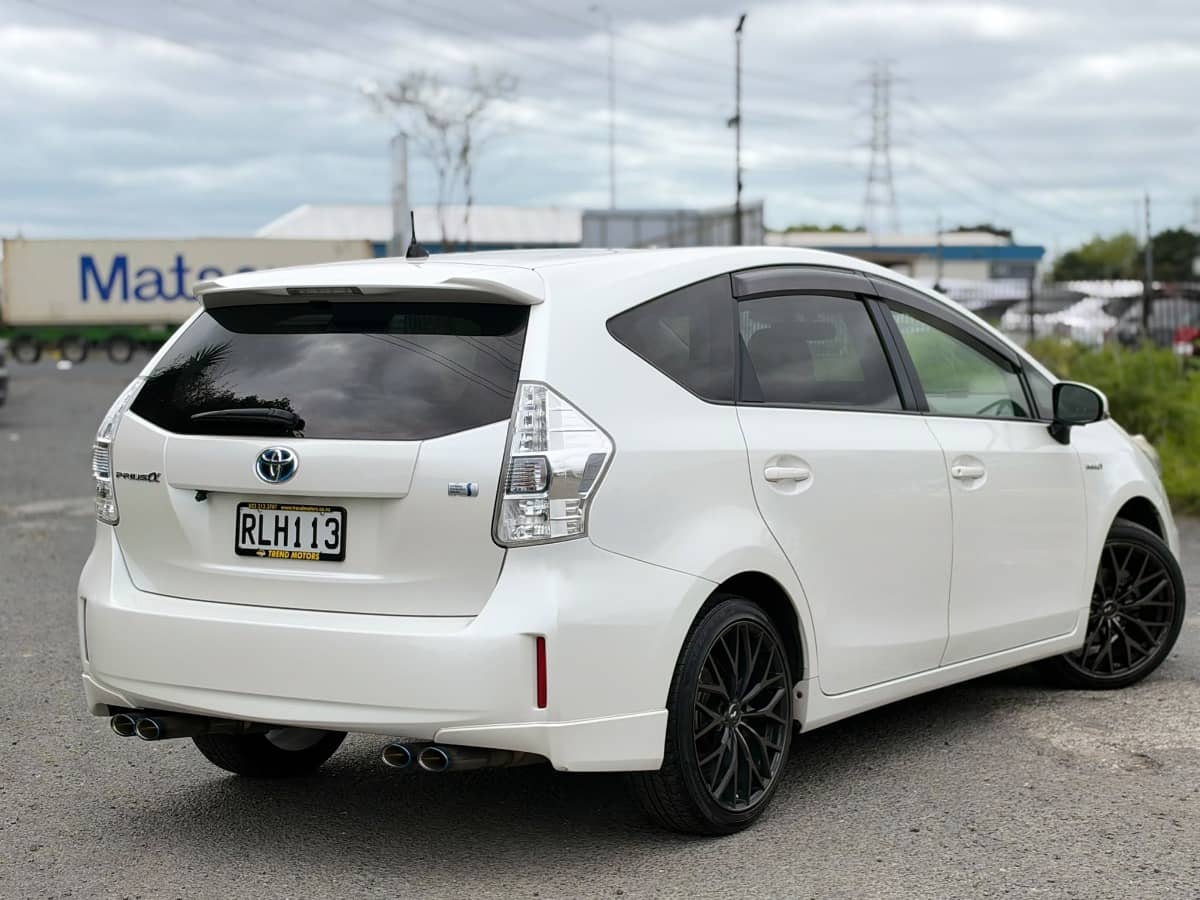 2014 Toyota Prius photo 2