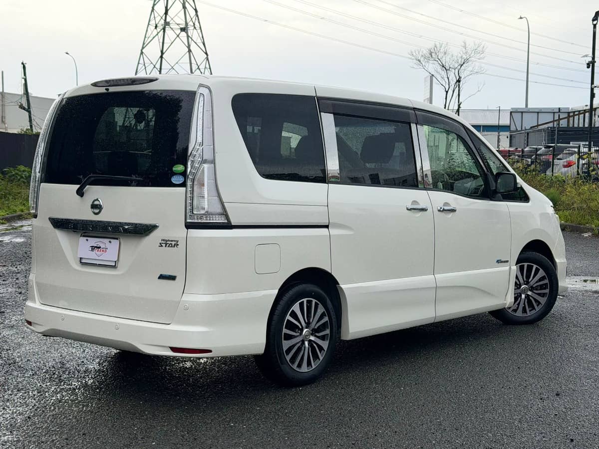 2015 Nissan Serena photo 2