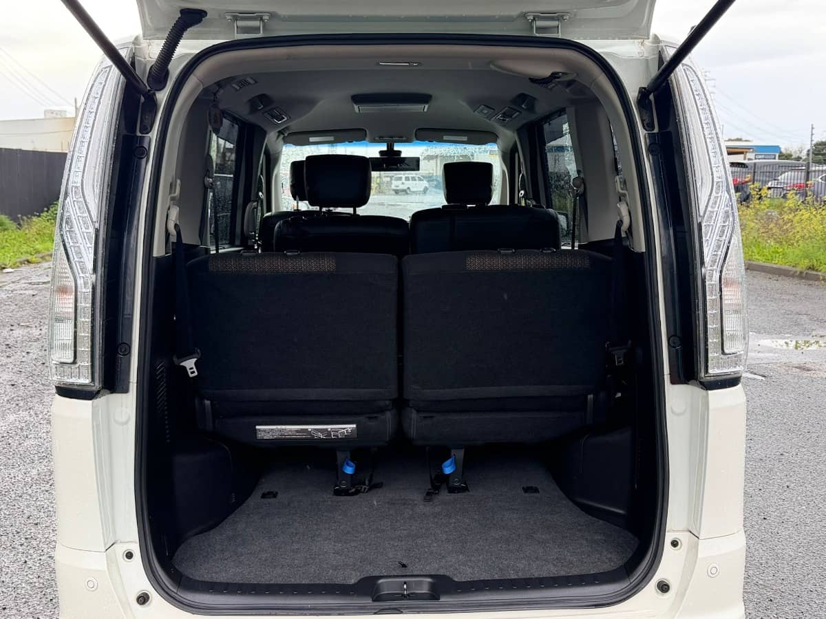 2015 Nissan Serena photo 12