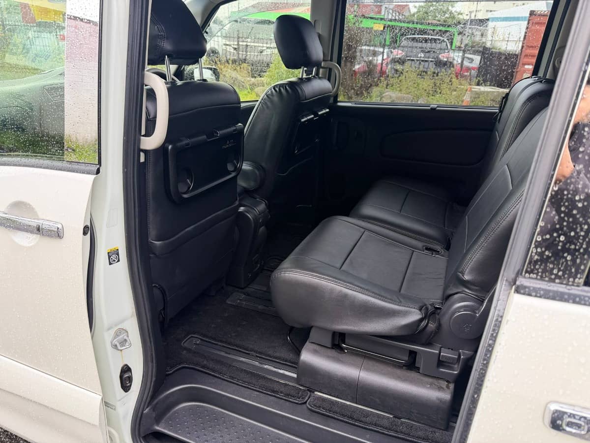 2015 Nissan Serena photo 14