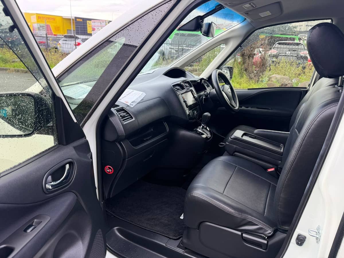 2015 Nissan Serena photo 9