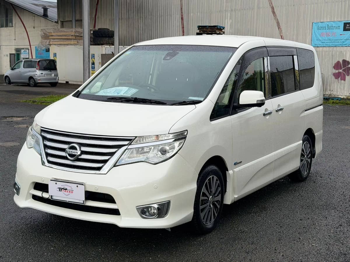 2015 Nissan Serena photo 3