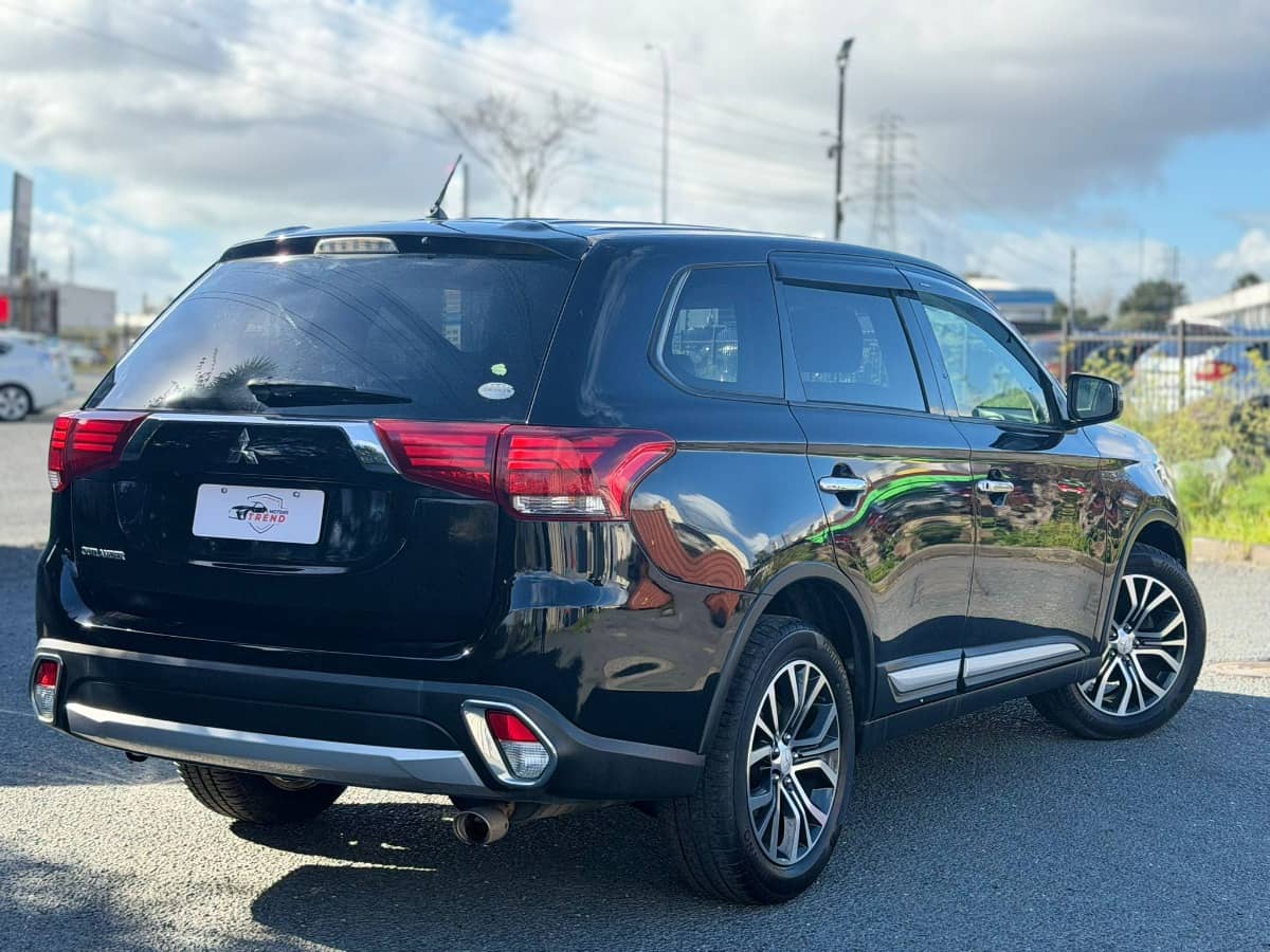 2016 Mitsubishi Outlander photo 2
