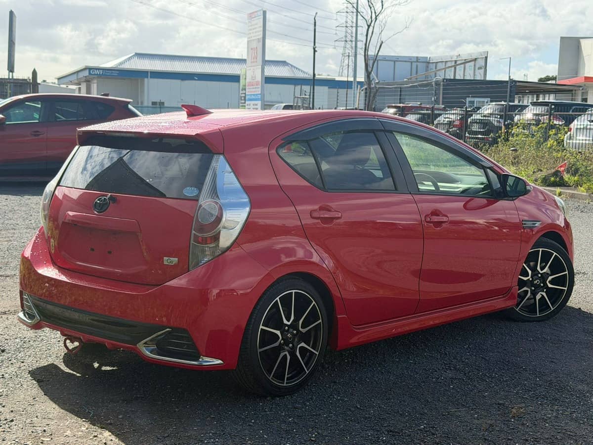 2014 Toyota Aqua photo 2