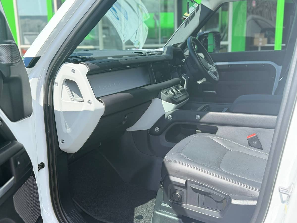 2024 Land Rover Defender photo 9