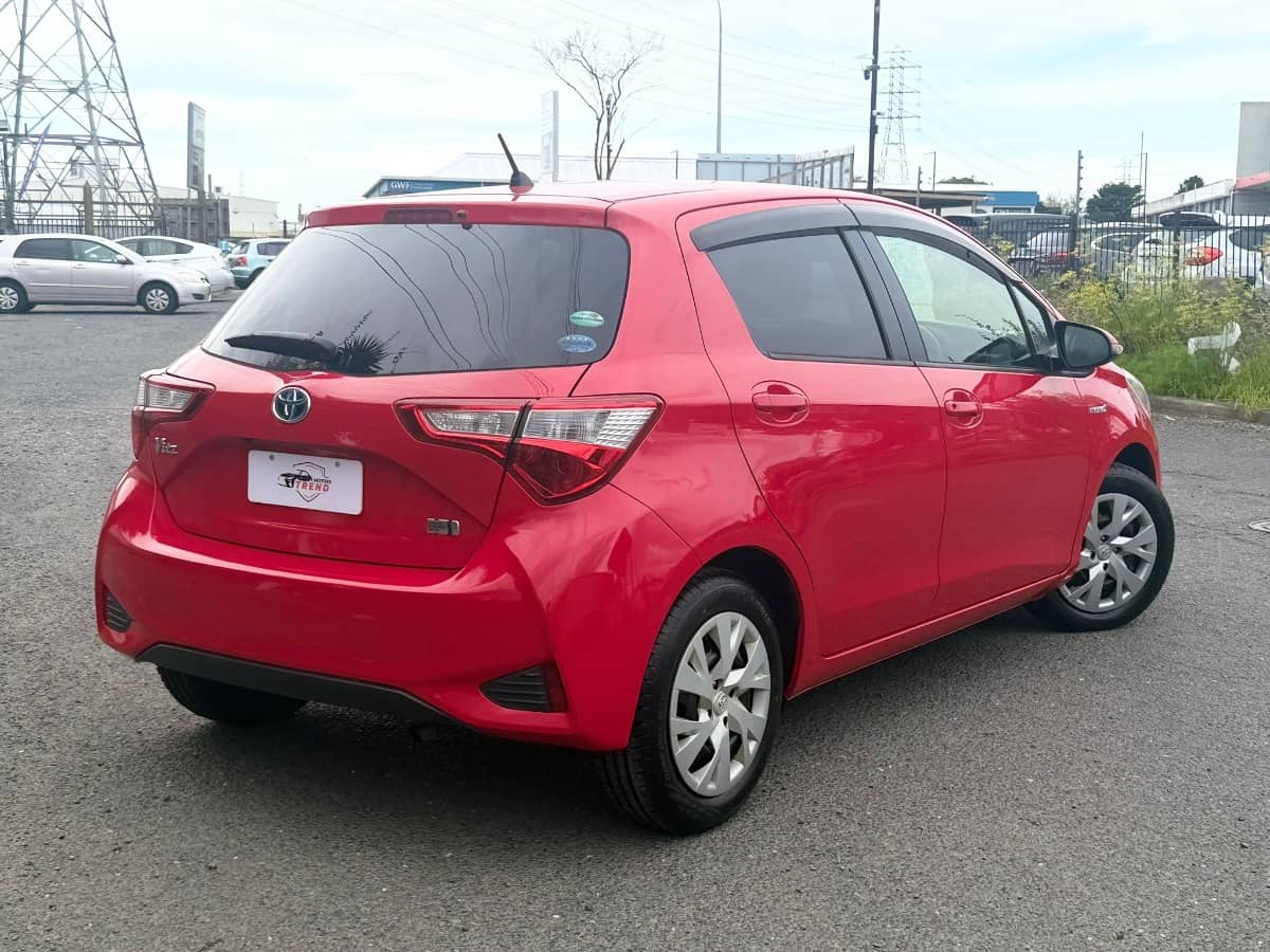 2017 Toyota Vitz photo 2