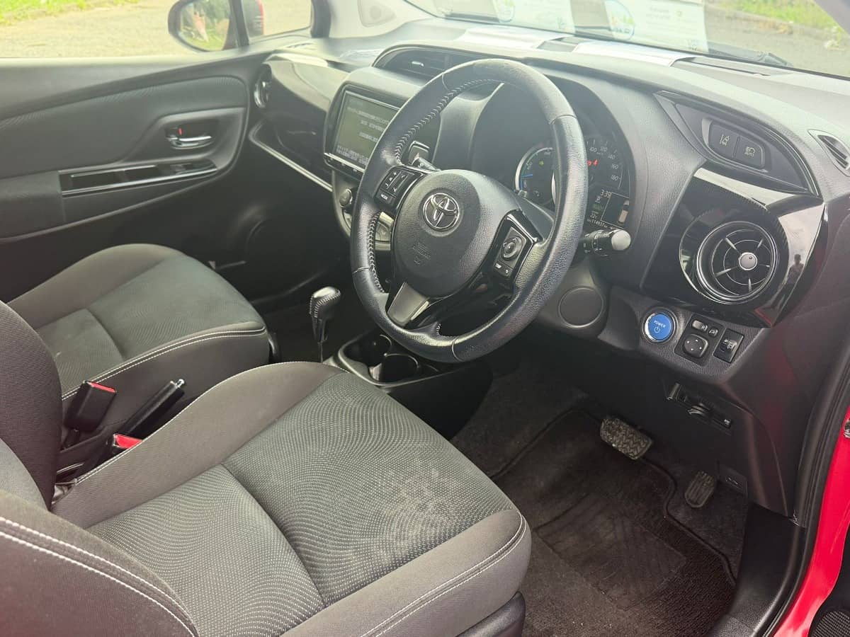 2017 Toyota Vitz photo 14