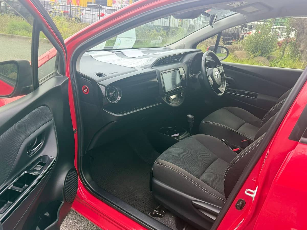 2017 Toyota Vitz photo 12