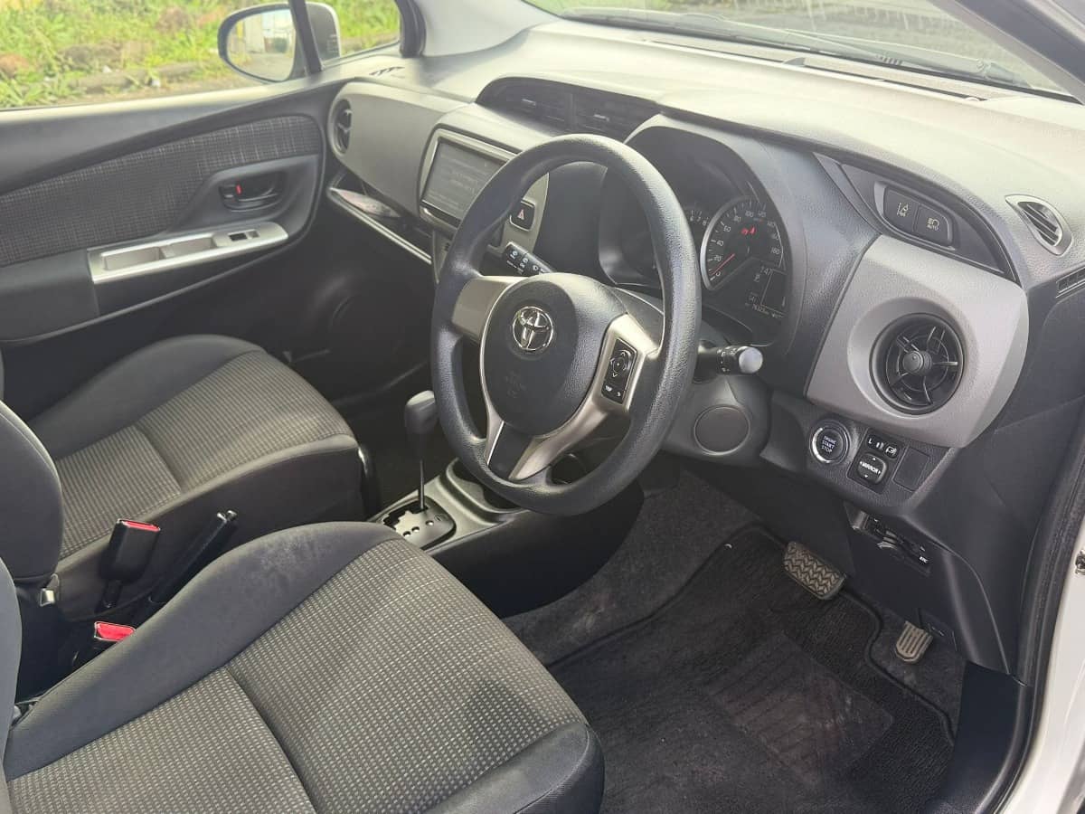 2015 Toyota Vitz photo 16