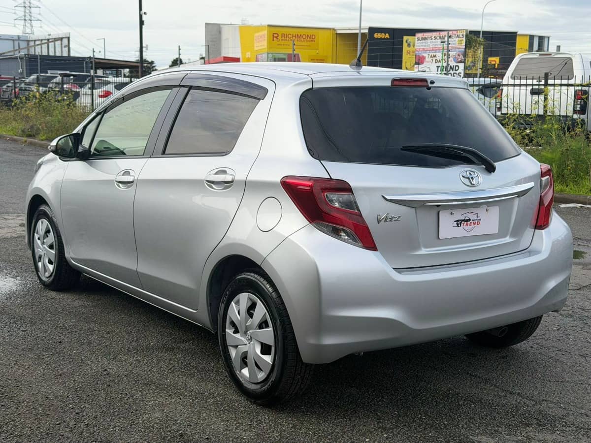 2015 Toyota Vitz photo 6