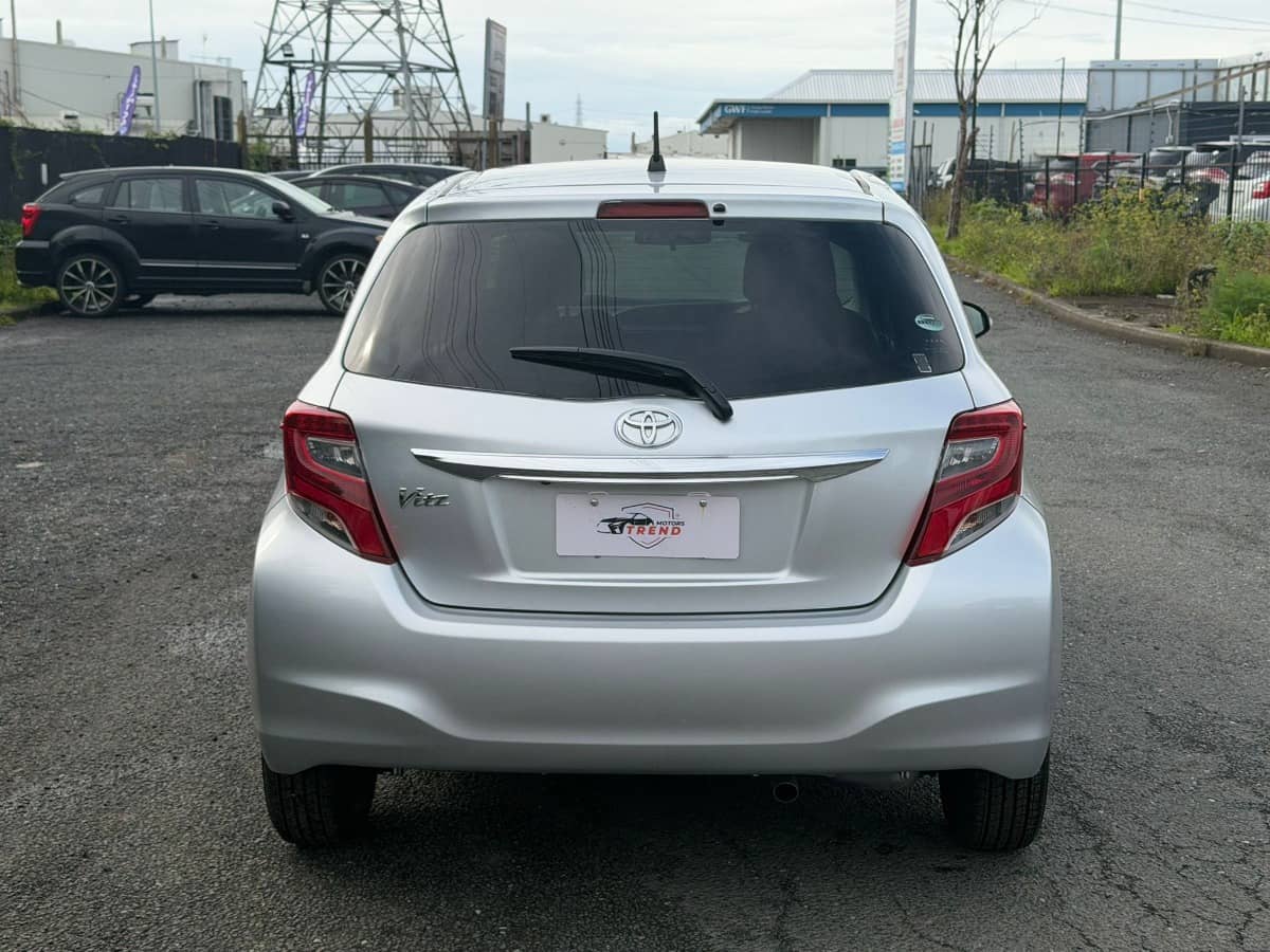 2015 Toyota Vitz photo 8