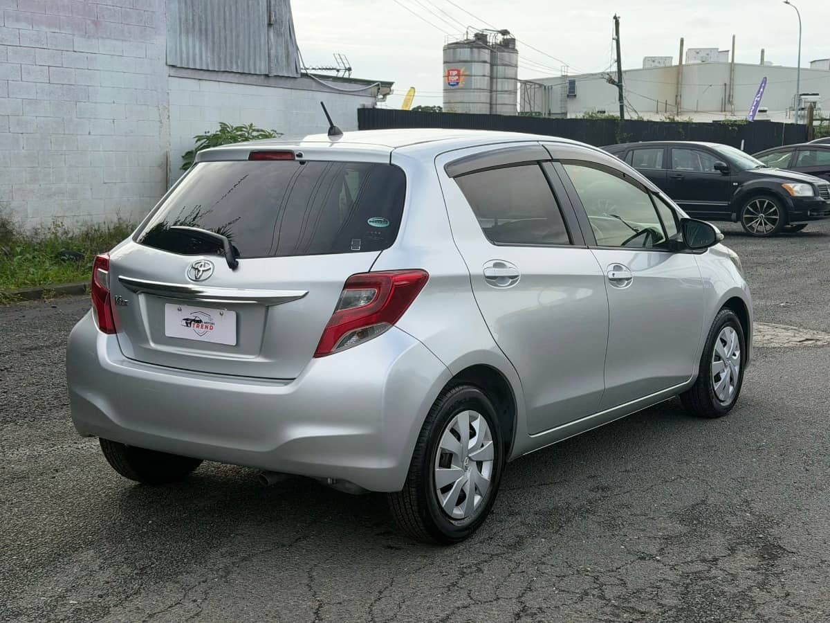 2015 Toyota Vitz photo 4