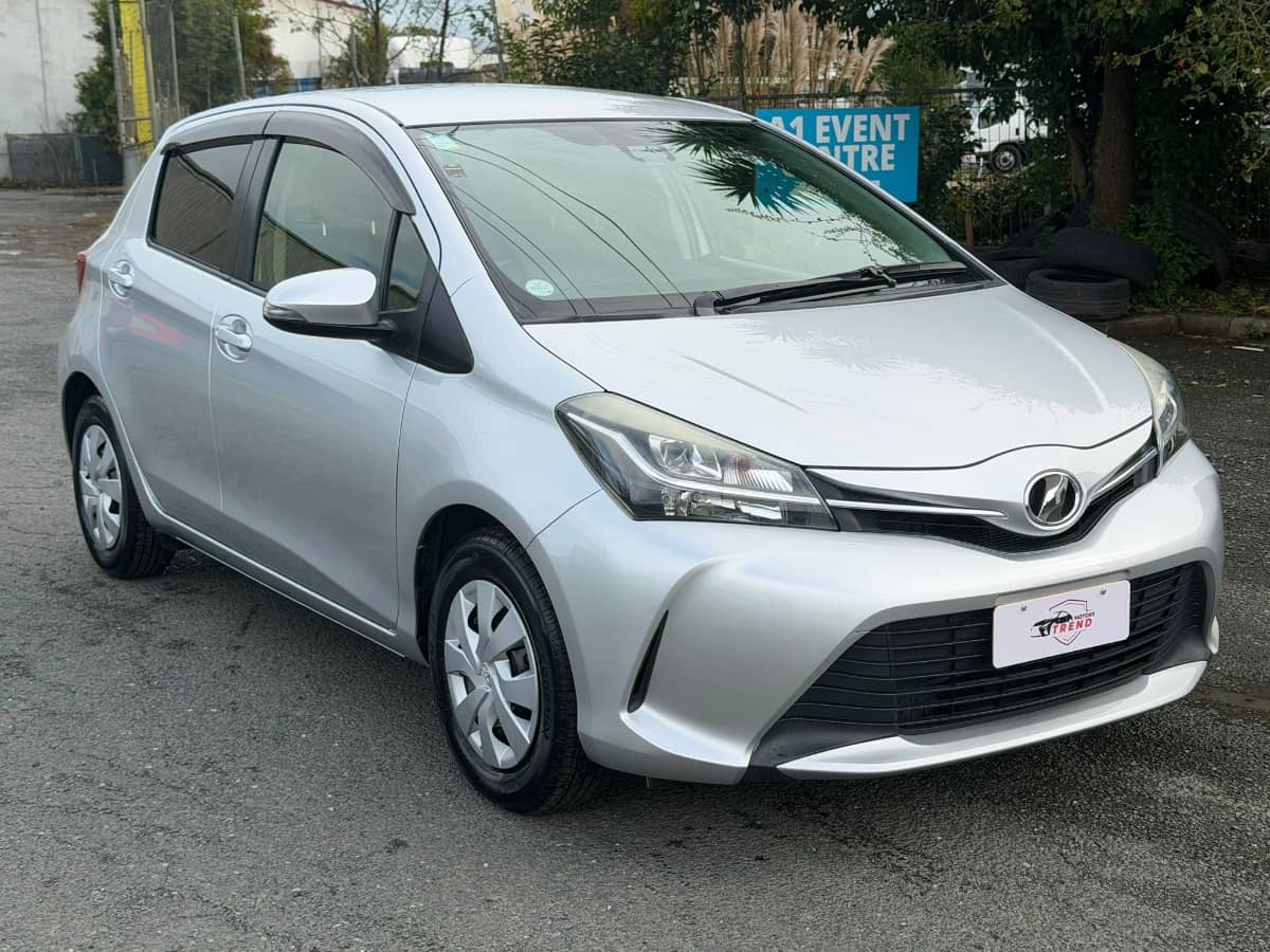 2015 Toyota Vitz photo 3