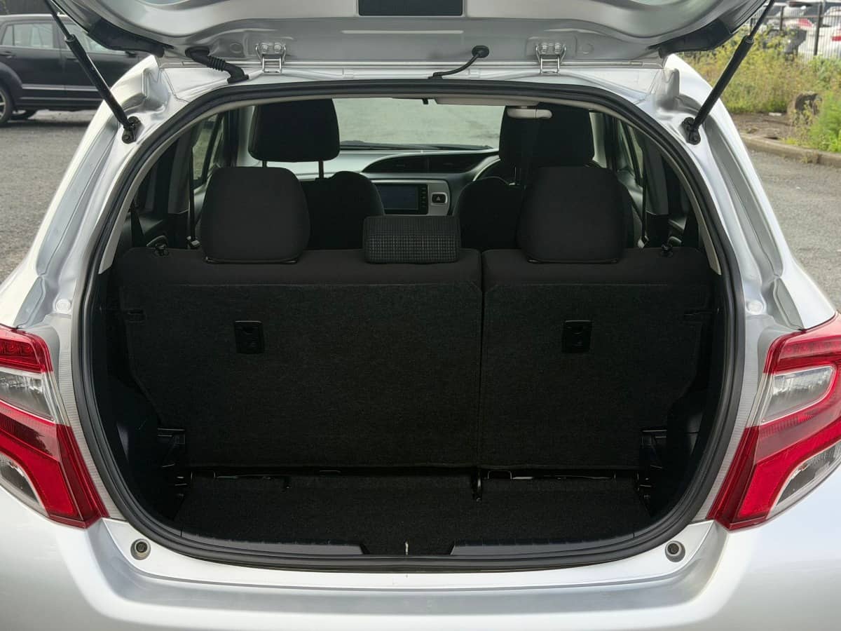 2015 Toyota Vitz photo 9