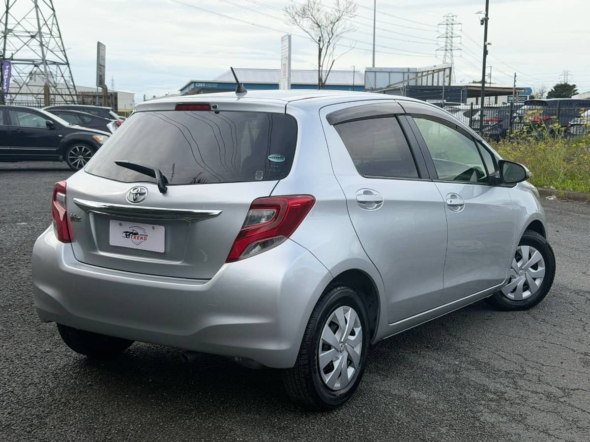 2015 Toyota Vitz photo 2