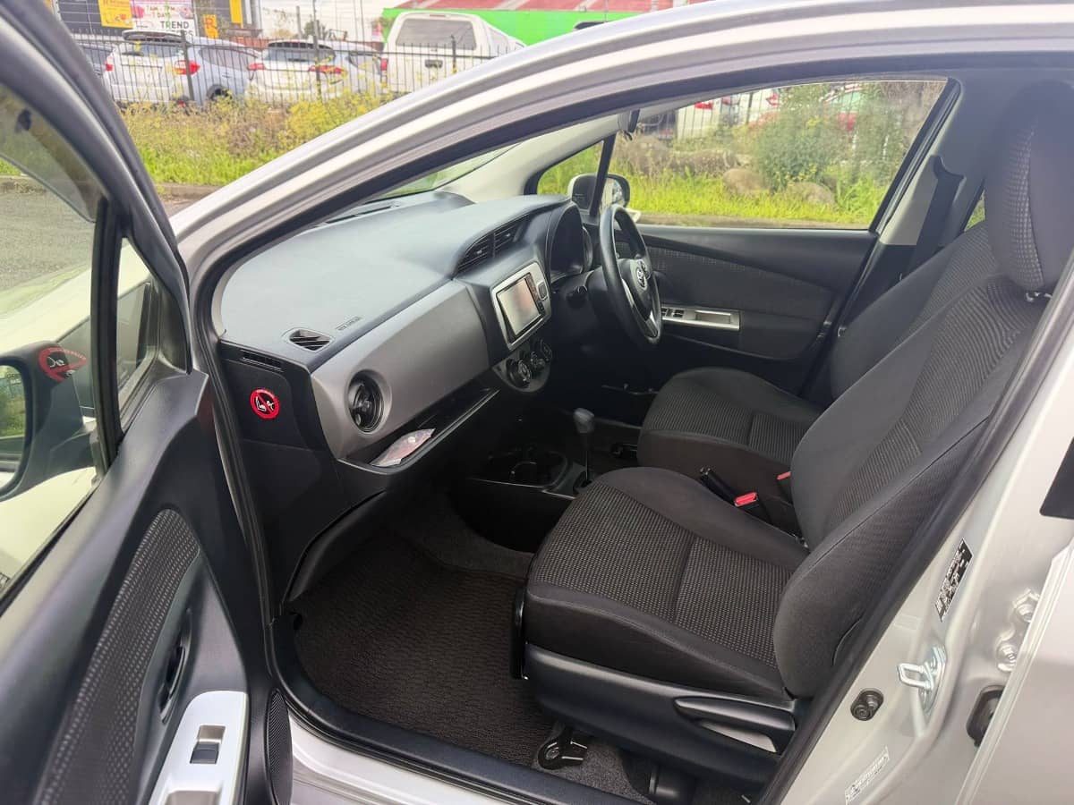 2015 Toyota Vitz photo 14