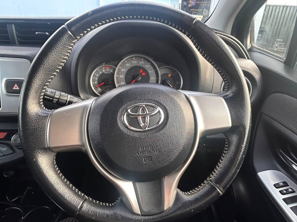 2017 Toyota Vitz photo 15
