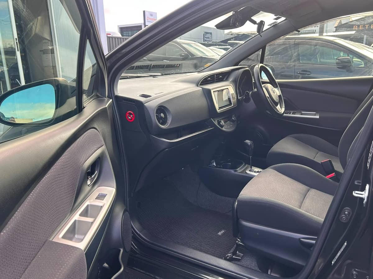 2017 Toyota Vitz photo 11