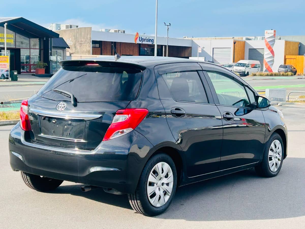 2017 Toyota Vitz photo 5