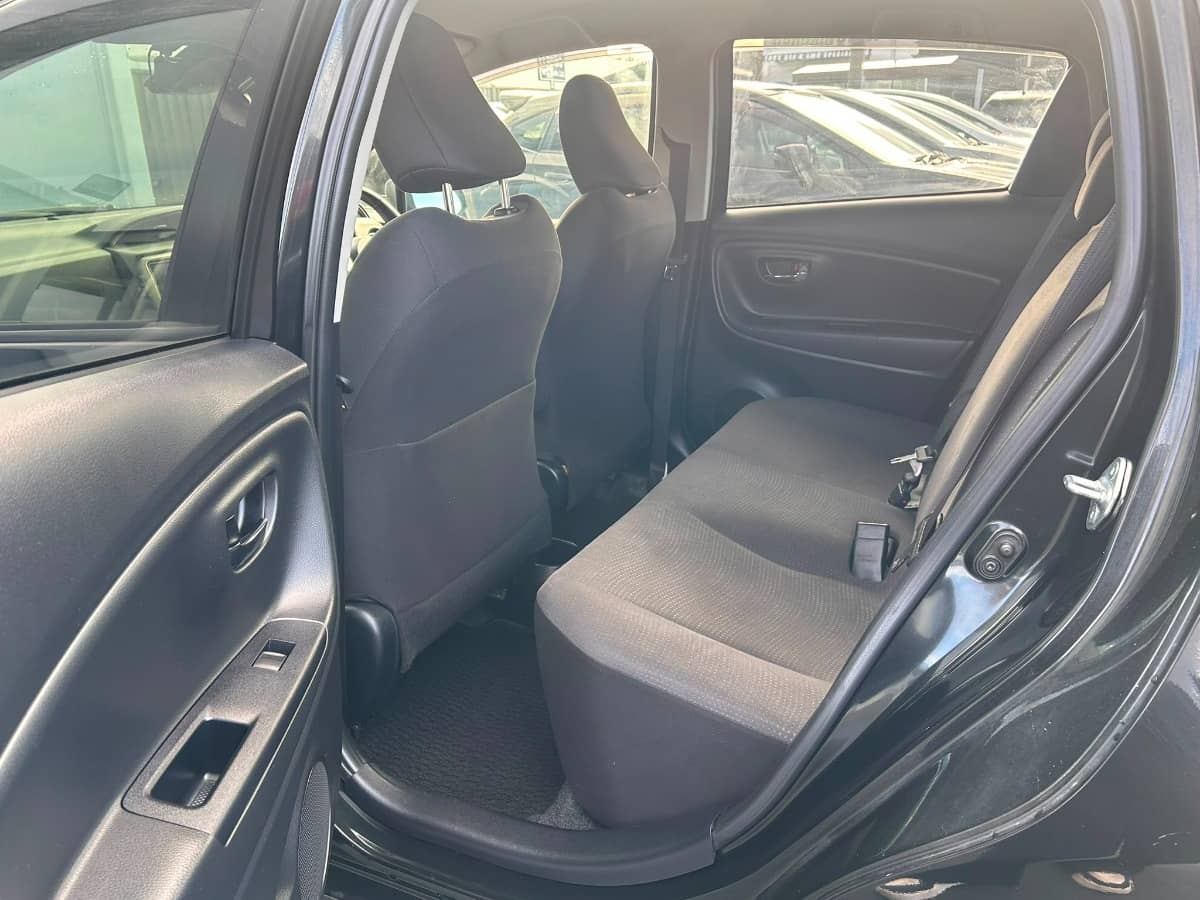 2017 Toyota Vitz photo 12