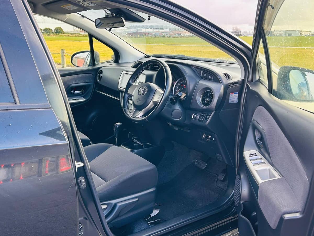 2017 Toyota Vitz photo 9