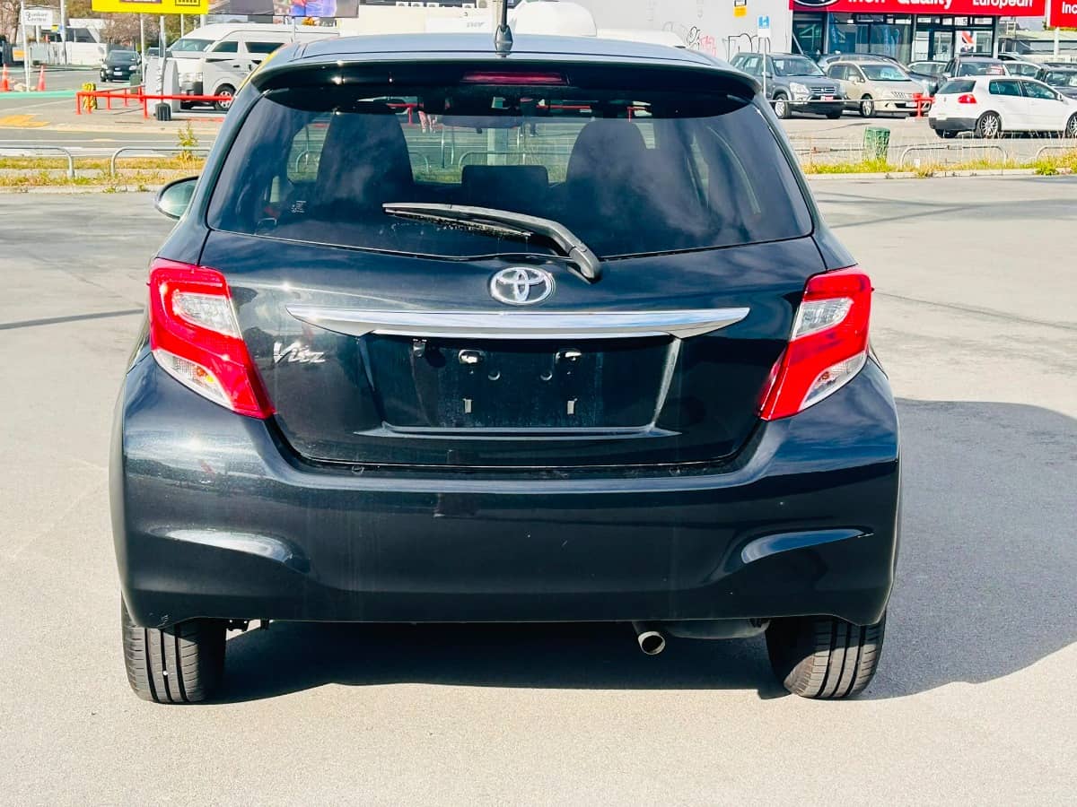 2017 Toyota Vitz photo 7