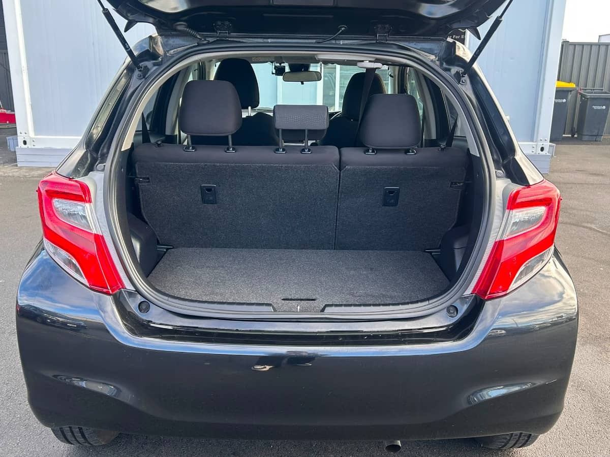 2017 Toyota Vitz photo 8