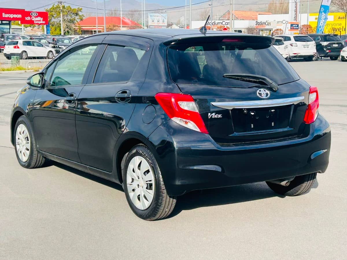 2017 Toyota Vitz photo 6
