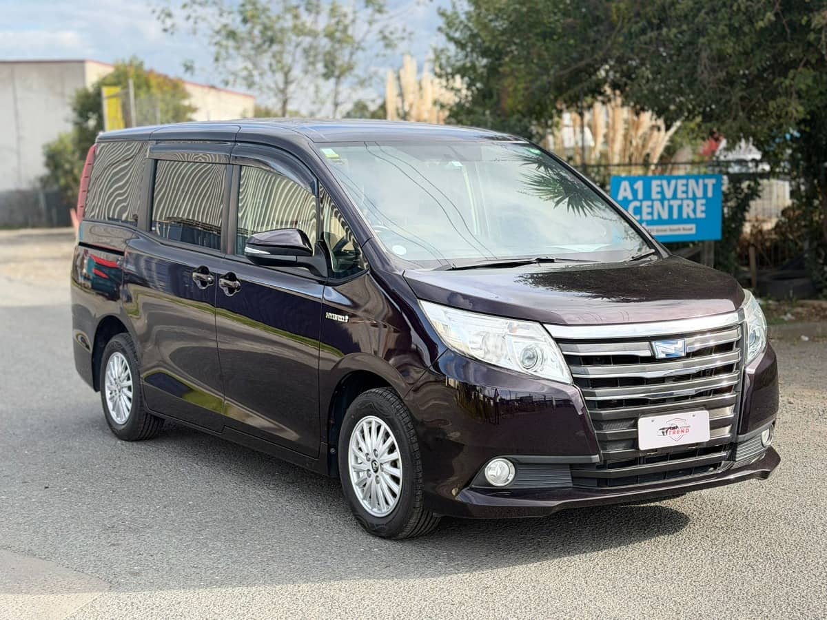 2015 Toyota Noah photo 12
