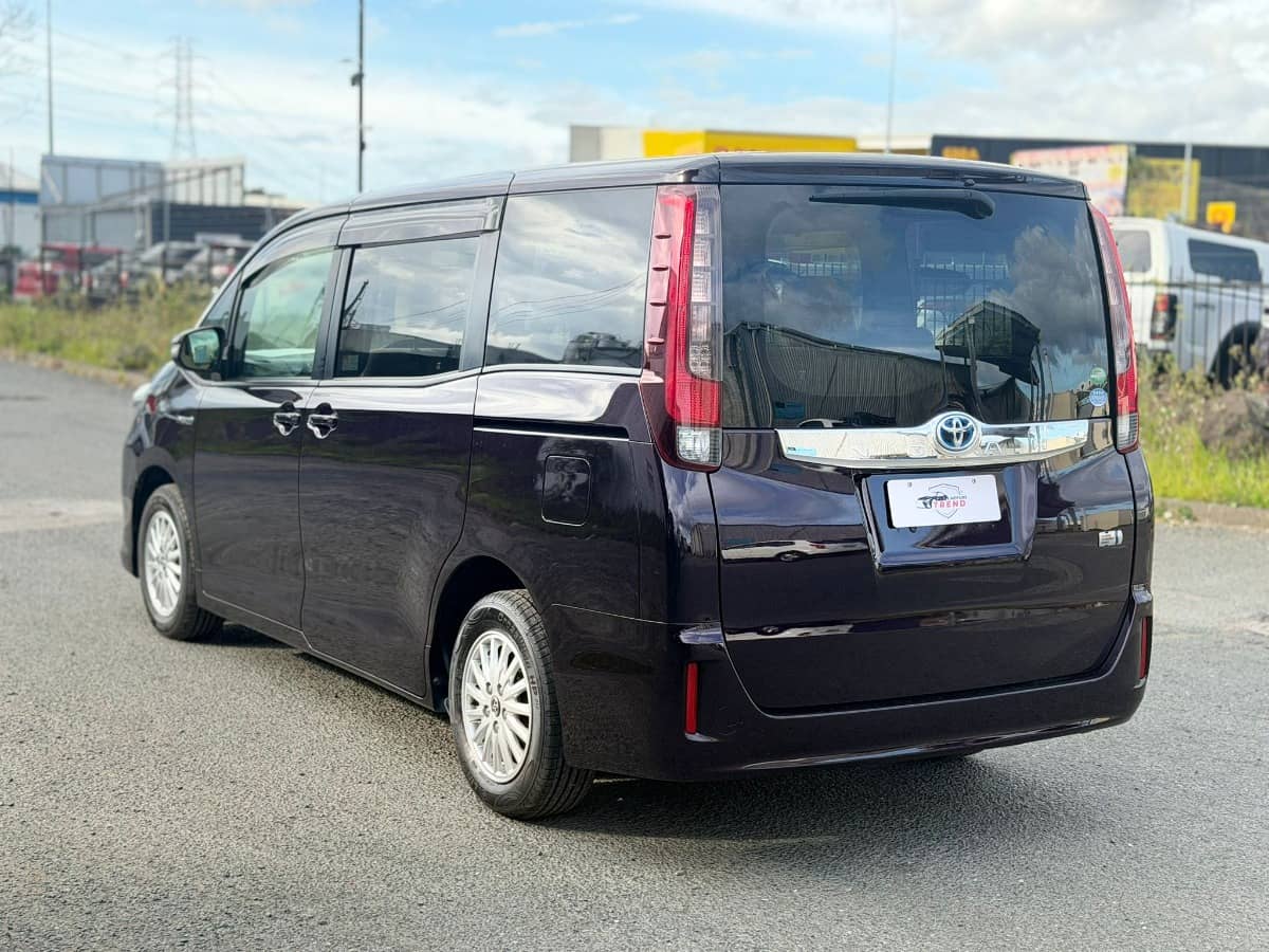 2015 Toyota Noah photo 2