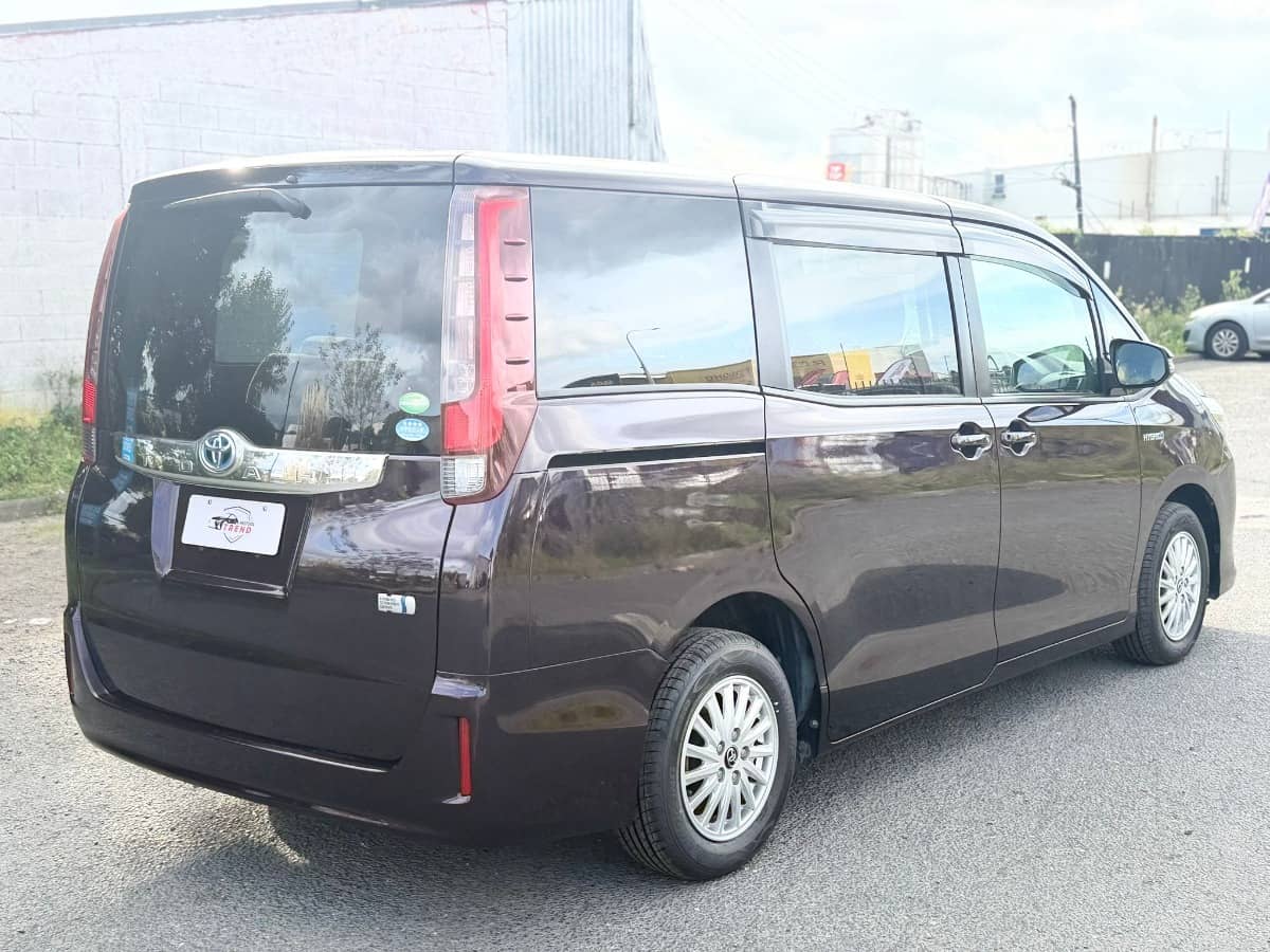 2015 Toyota Noah photo 3