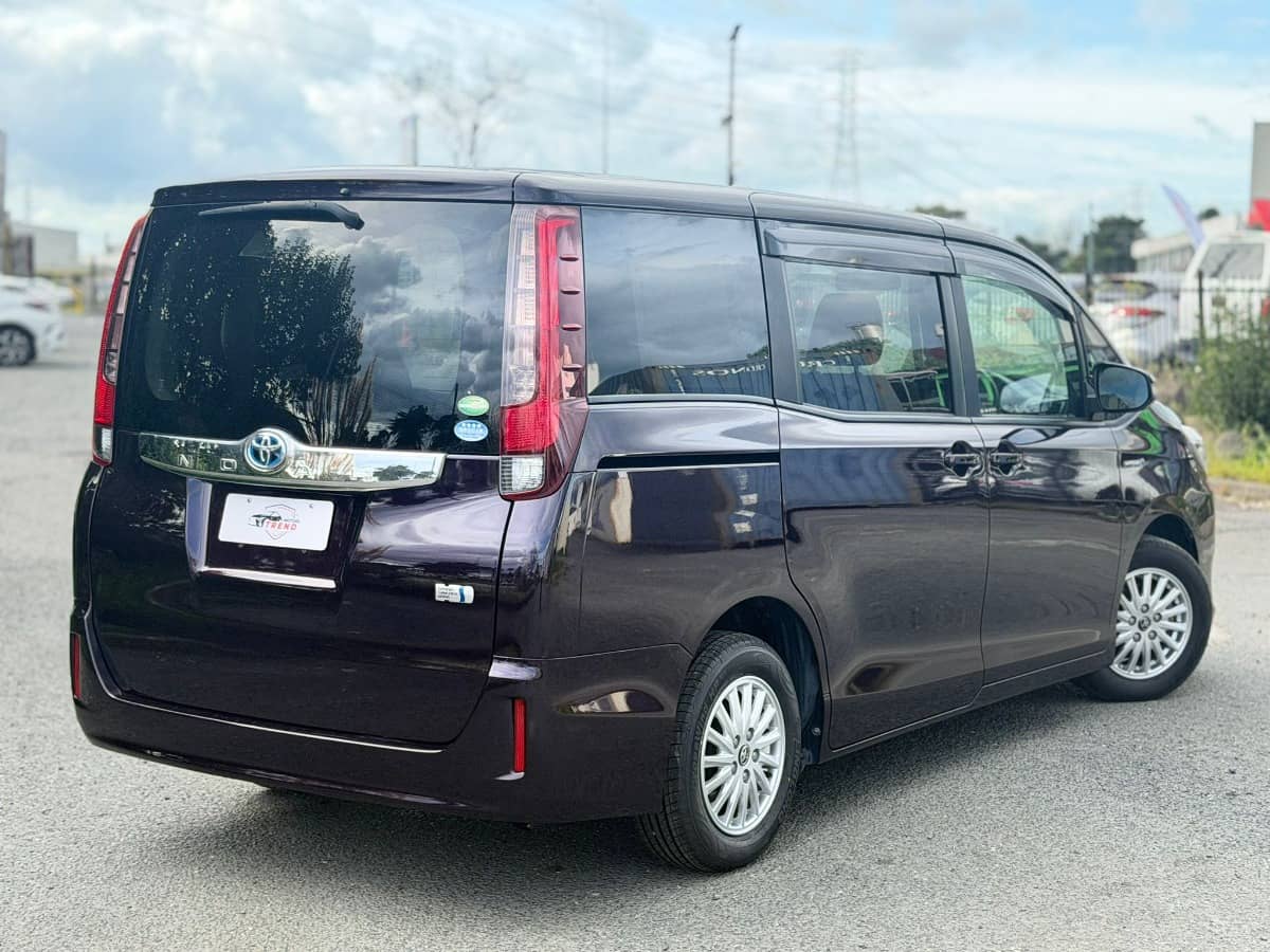2015 Toyota Noah photo 11