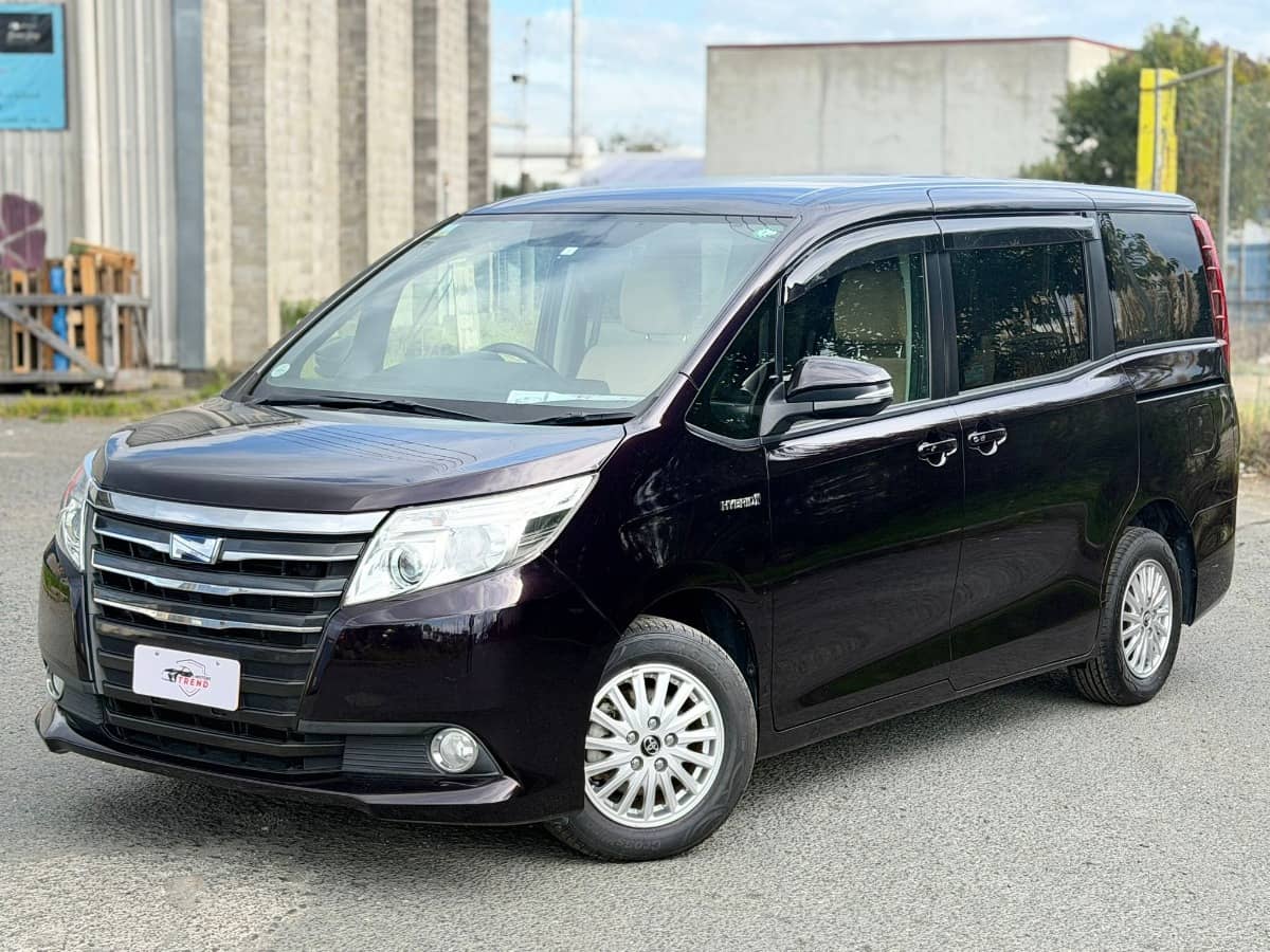 2015 Toyota Noah photo 1