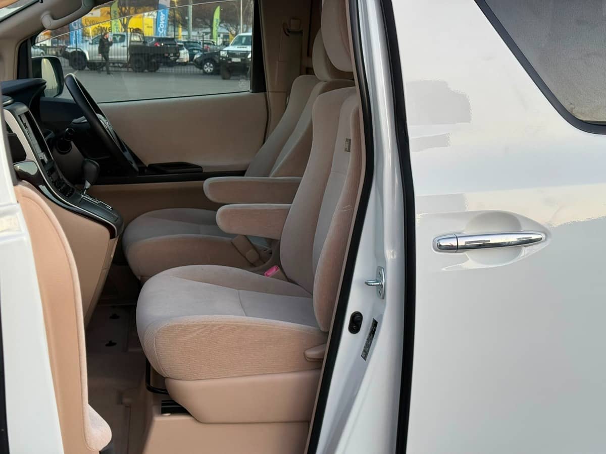 2014 Toyota Vellfire photo 10