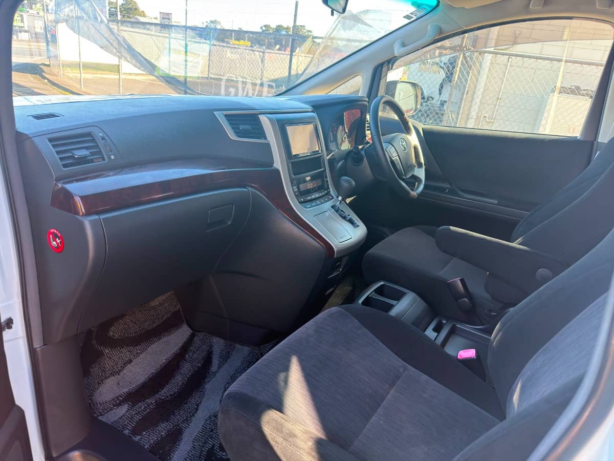 2013 Toyota Alphard photo 10