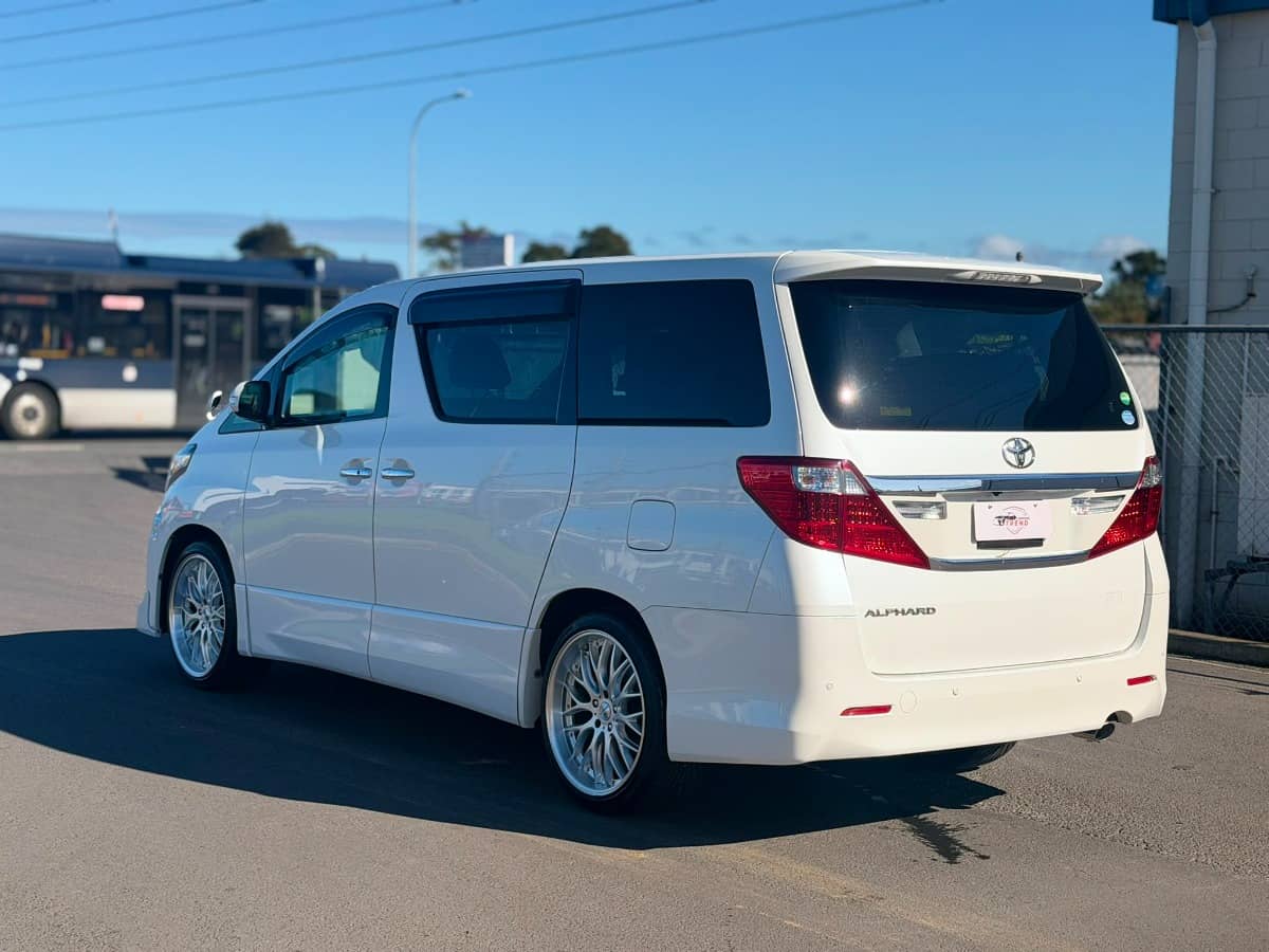 2013 Toyota Alphard photo 7