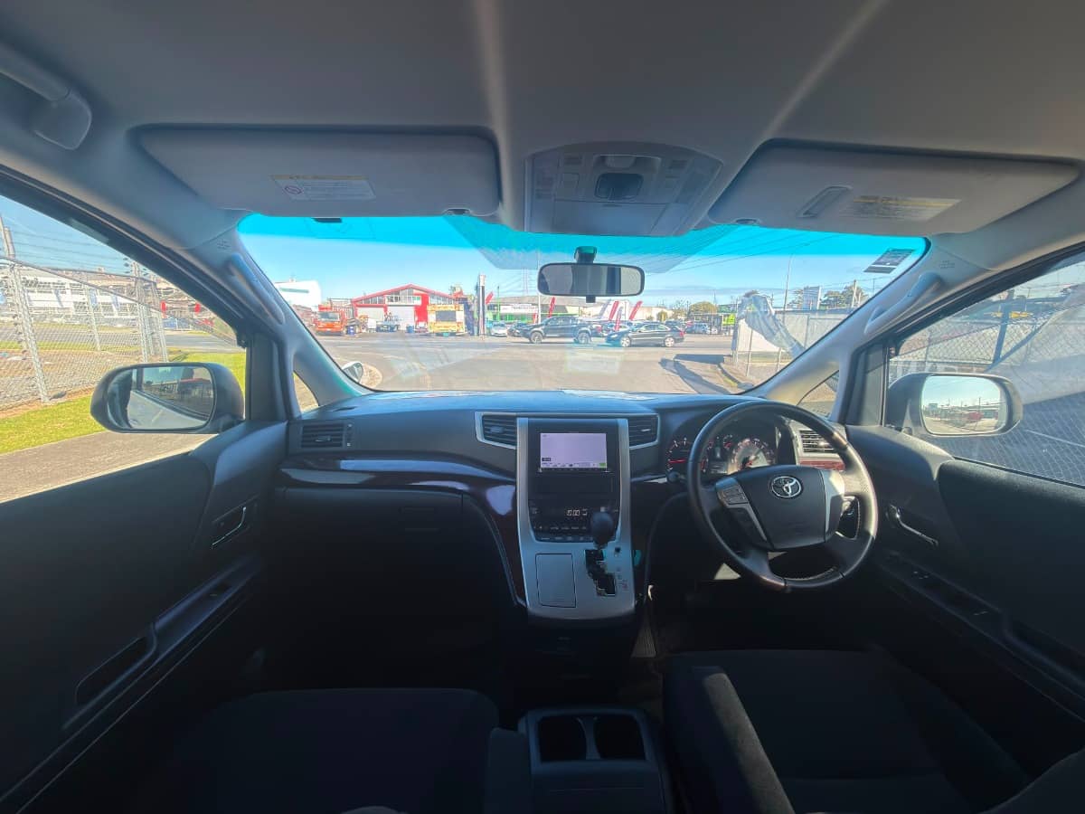 2013 Toyota Alphard photo 9