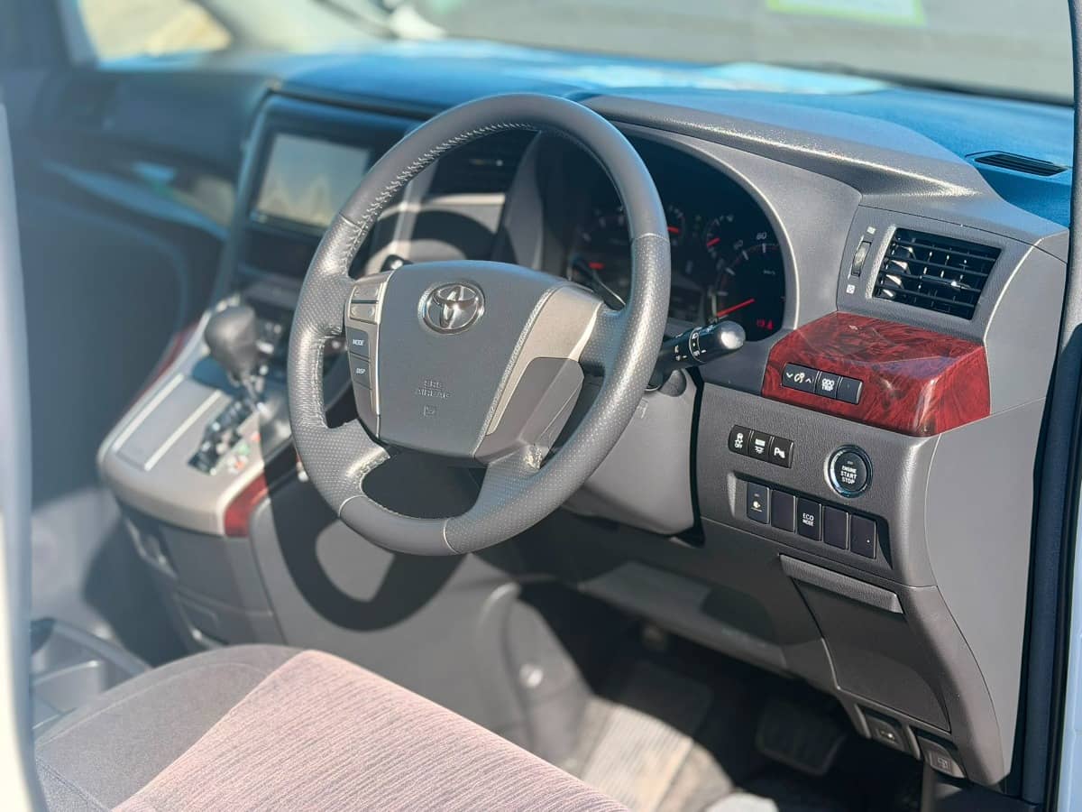 2013 Toyota Alphard photo 15