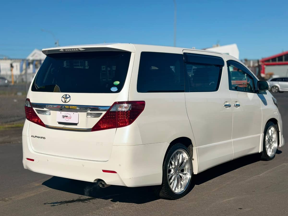 2013 Toyota Alphard photo 4