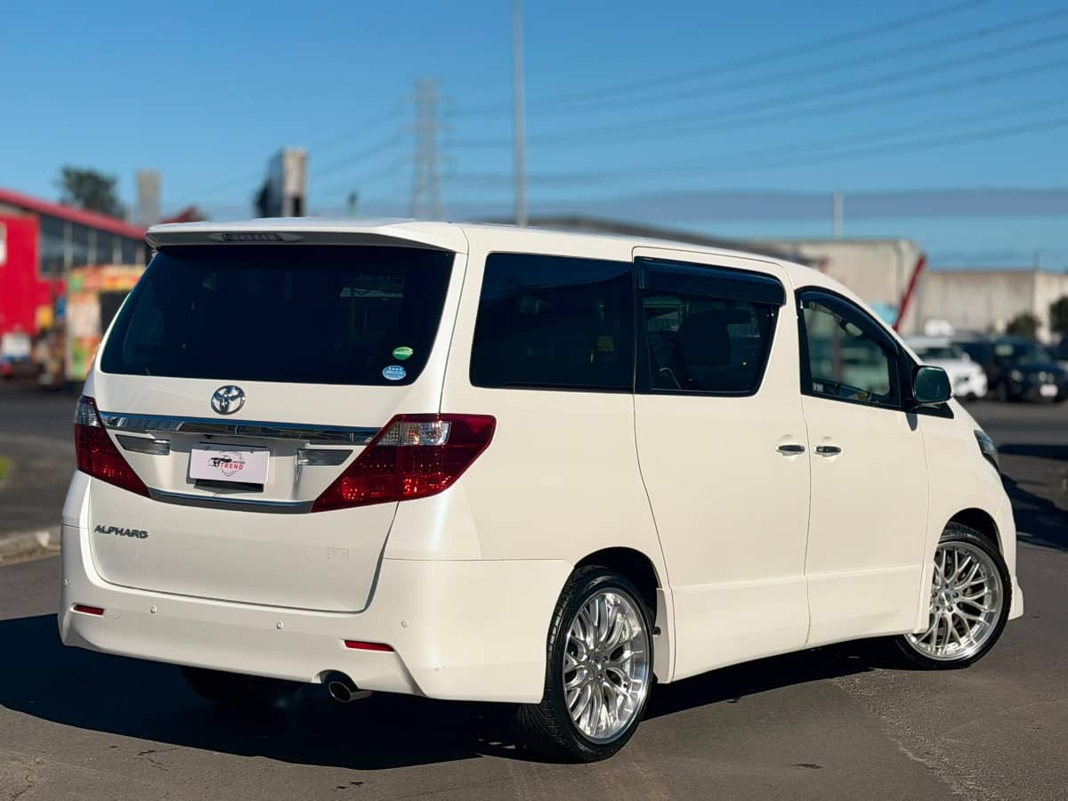2013 Toyota Alphard photo 2