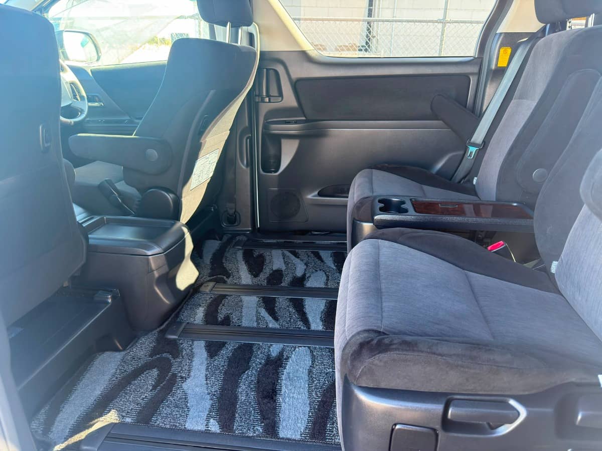2013 Toyota Alphard photo 11