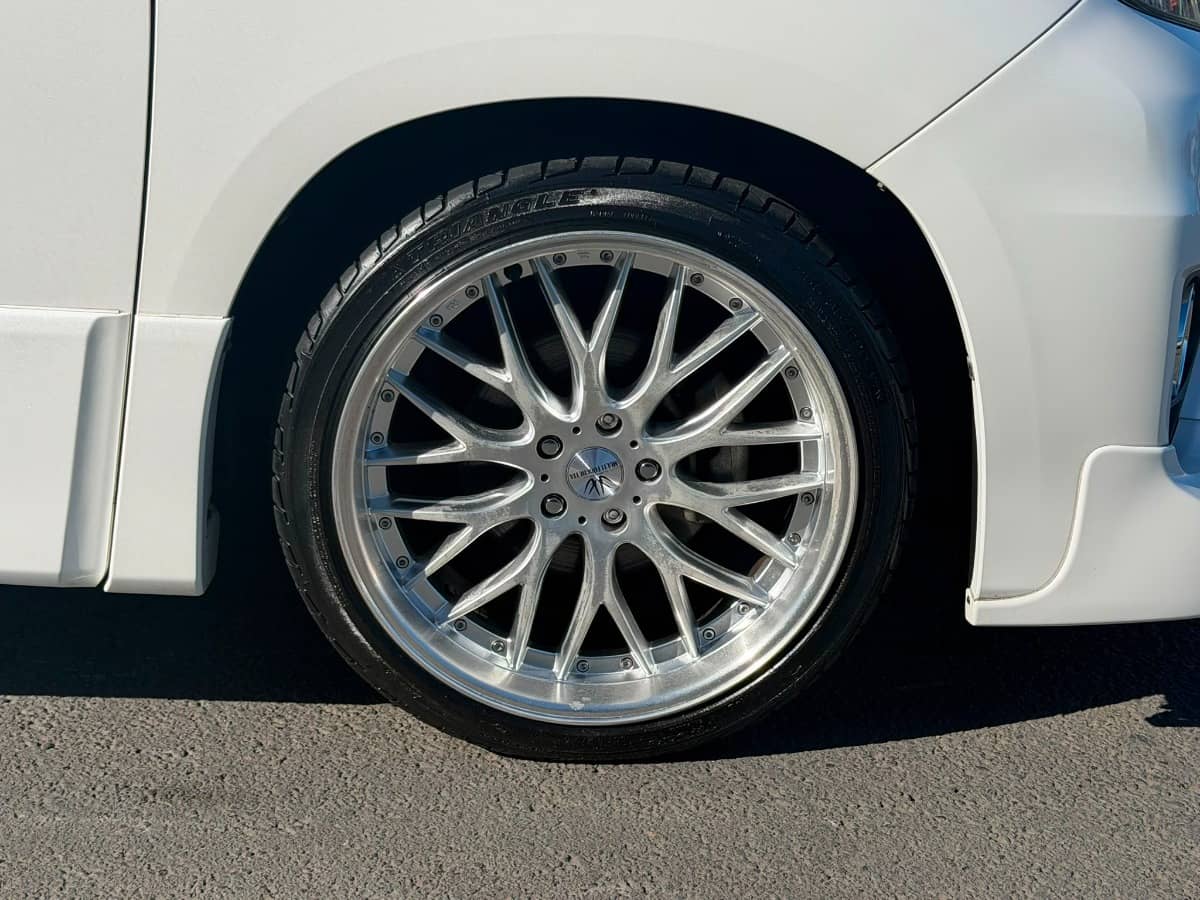2013 Toyota Alphard photo 17