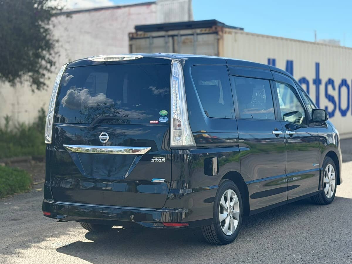 2013 Nissan Serena photo 2
