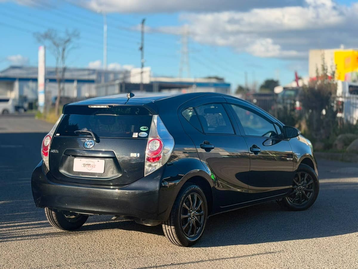 2014 Toyota Aqua photo 2