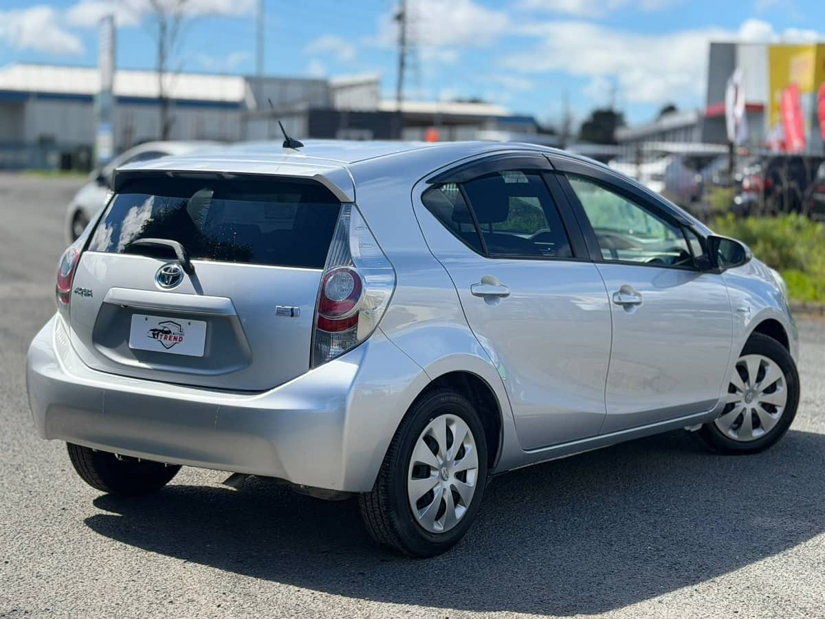 2014 Toyota Aqua photo 2