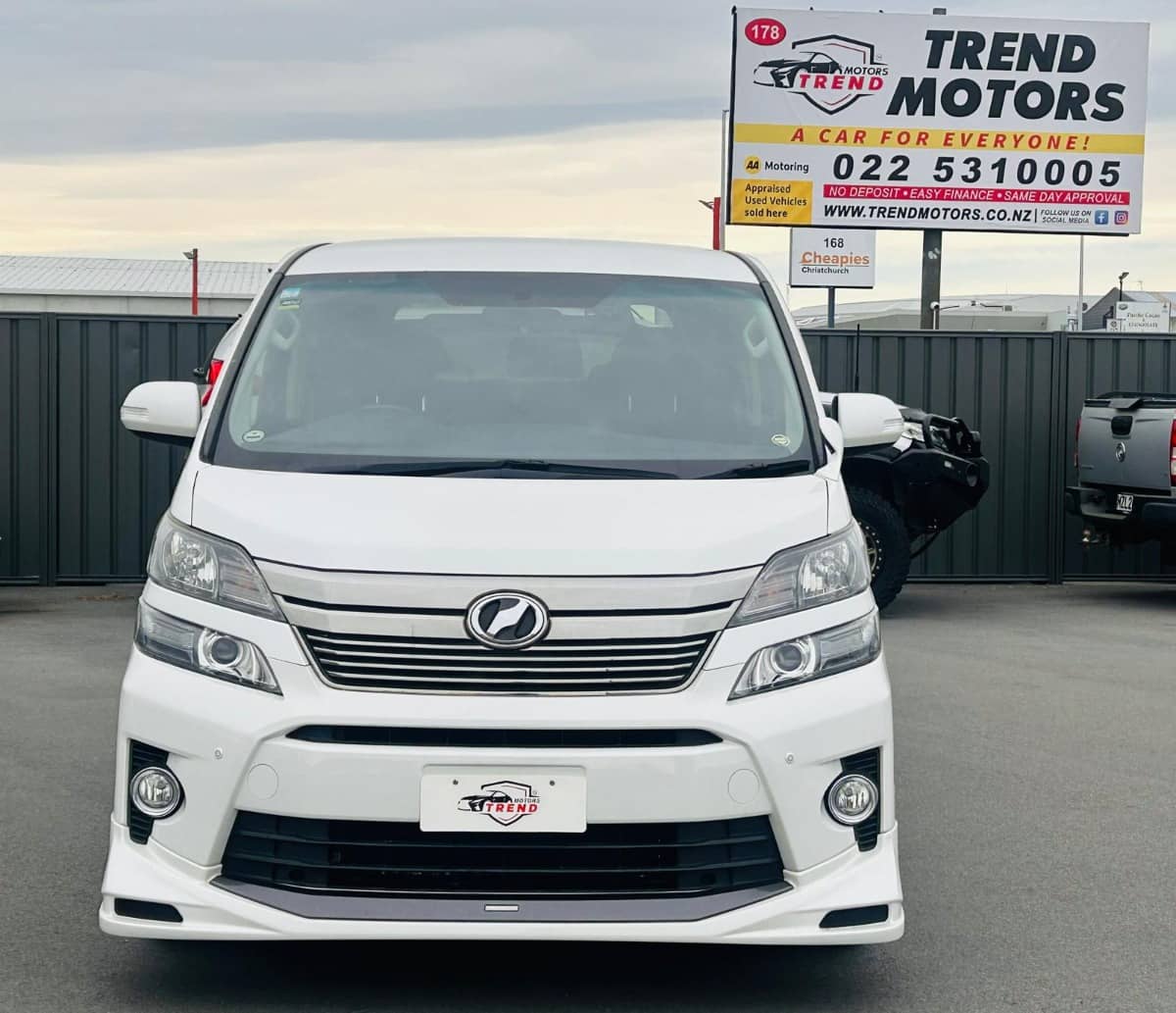2013 Toyota Vellfire photo 2
