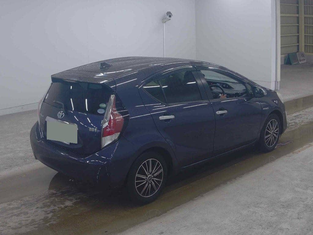 2015 Toyota Aqua photo 3