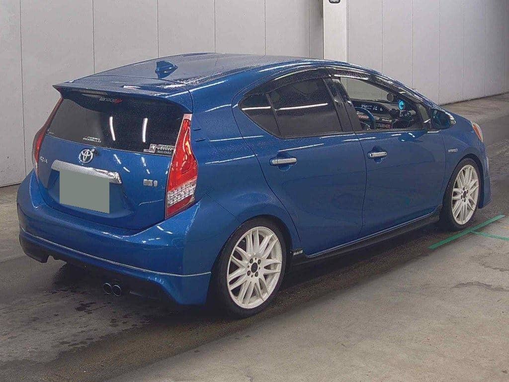 2015 Toyota Aqua photo 2