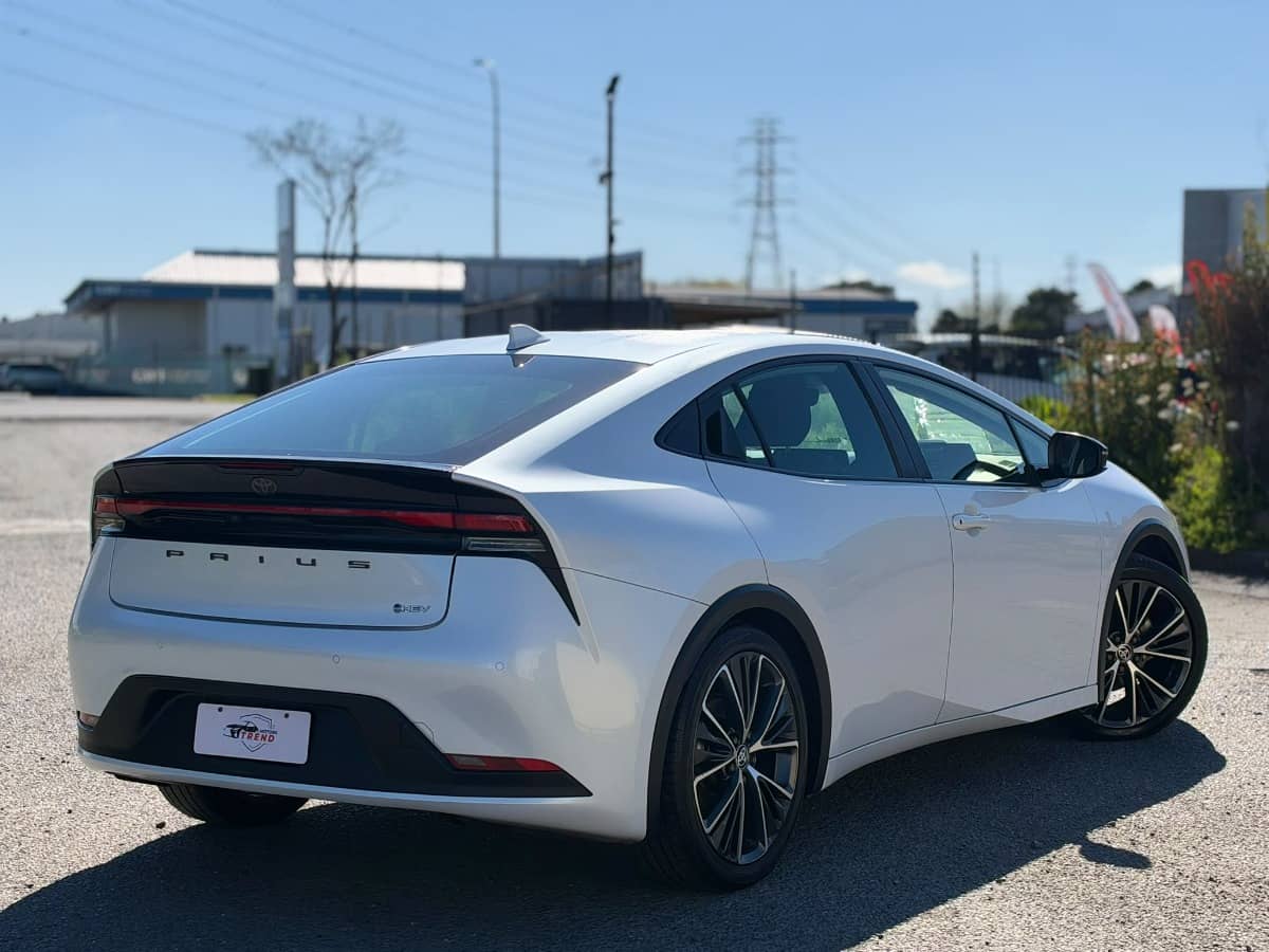 2023 Toyota Prius photo 2