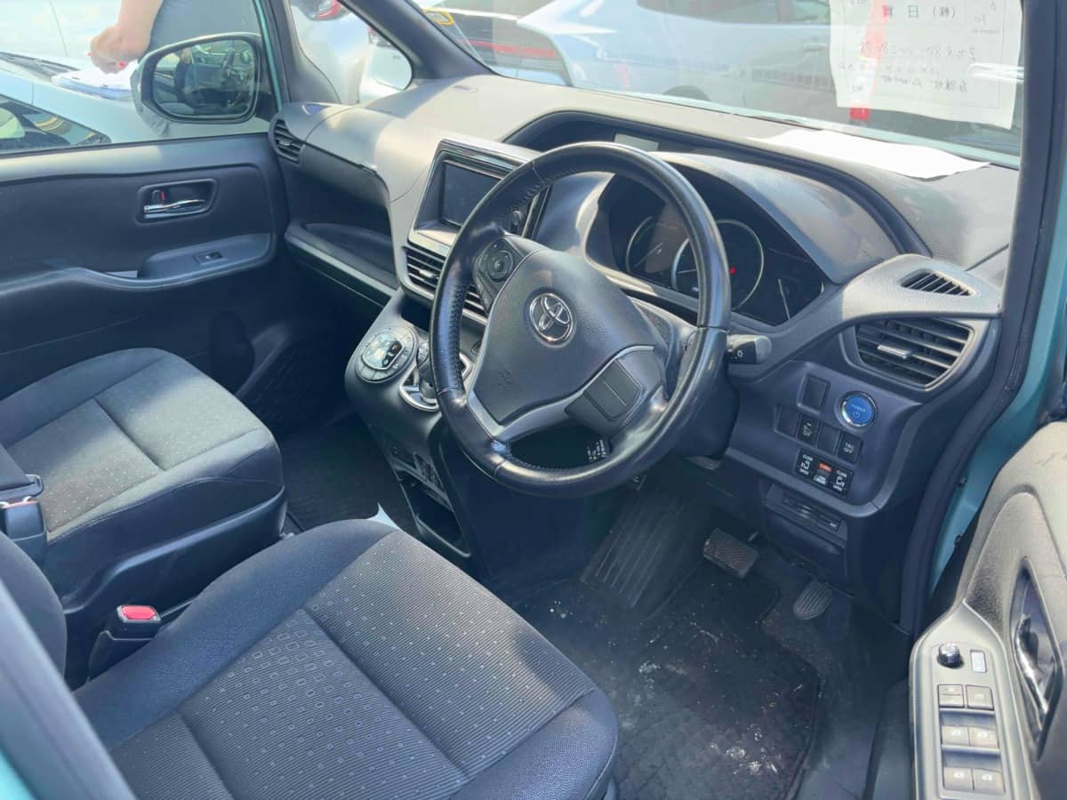 2014 Toyota Voxy photo 3